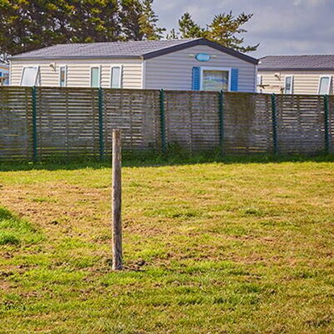 Kampeerplaats - Standplaats | Essentieel | Voertuig -7m | <100m² | Elektriciteit | Geen water