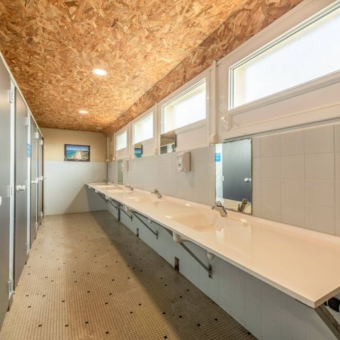 Kampeerplaats - Standplaats | Essentieel | Voertuig -7m | <100m² | Elektriciteit | Geen water