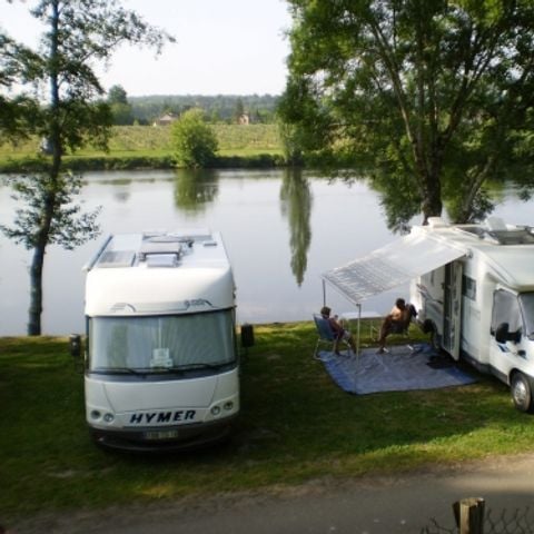 EMPLACEMENT - en bord de rivière avec électricité n°6 à 21