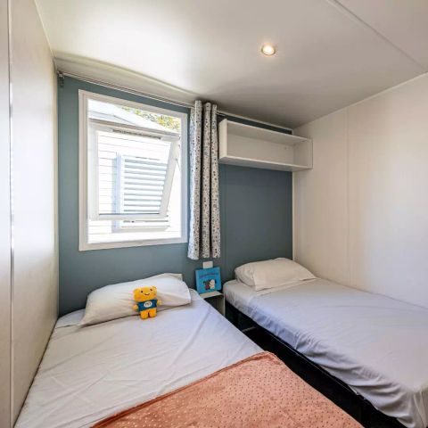 MOBILHOME 6 personnes - Mobil-home 3 chambres en bord de Rivière, climatisé Dimanche/Dimanche (33 m²) n°3 à 5 6 personnes