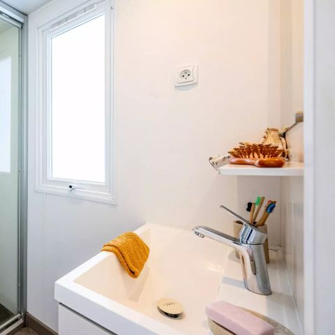 BUNGALOW 6 personnes - Mobil-home 3 chambres en bord de Rivière, climatisé Dimanche/Dimanche (33 m²) n°3 à 5 6 personnes