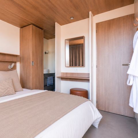 Mobile home 4 persons - Cocoon 2-bedroom - 2-bathroom - PREMIUM+ – 33m² – spa - Air conditioning - TV - Washing machine - Griddle - Covered terrace - Travel pack