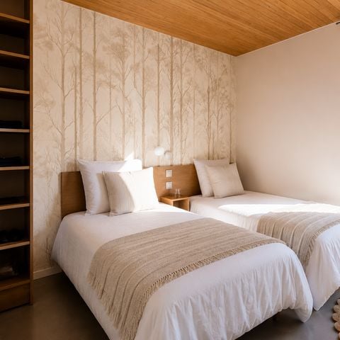 Mobilhome 4 personnes - Cocoon - 2 chambres - 2 salles de bain - PREMIUM+ -33m²- SPA-Clim-TV-lave-vaisselle-plancha-terrasse couv.-pack travel