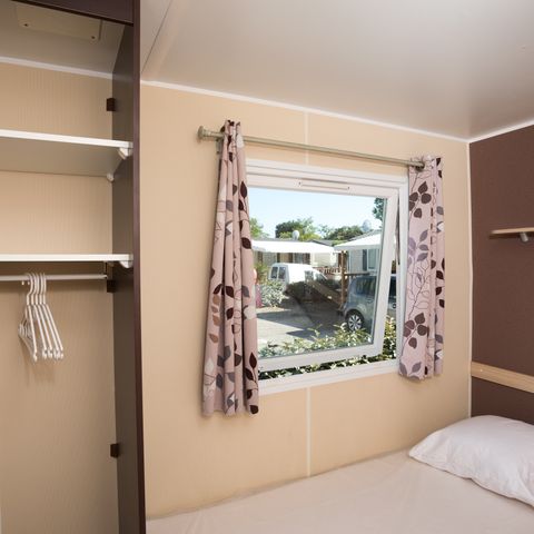 STACARAVAN 6 personen - 001 (3 slaapkamers, 1 badkamer met douche) - Airconditioning, TV, Afwasmachine - Overdekt terras