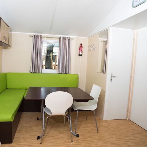 MOBILHEIM 6 Personen - 001 (3 Zimmer, 1 Duschraum) - Klimaanlage, Fernseher, Geschirrspülmaschine - Überdachte Terrasse