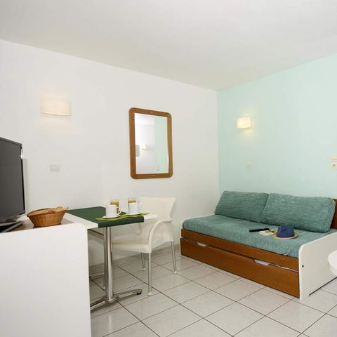 APARTMENT 4 people