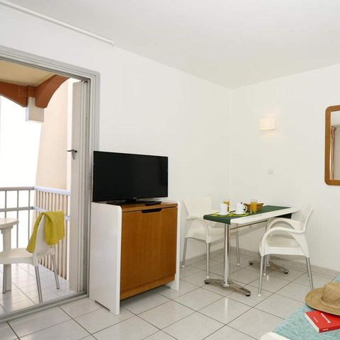 APARTMENT 4 people