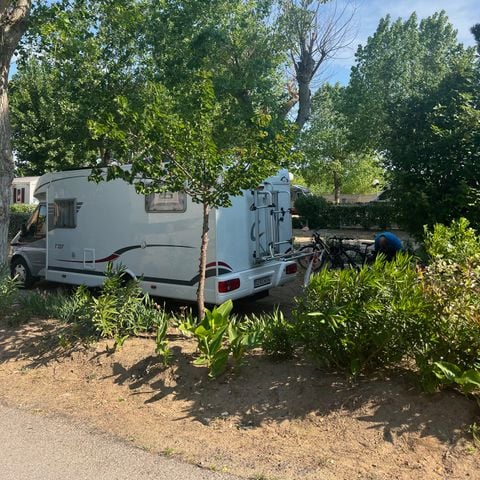 EMPLACEMENT - Forfait emplacement Confort 6 Personnes (tente, caravane ou camping-car /1voiture / élec 16A) Eau et évacuation