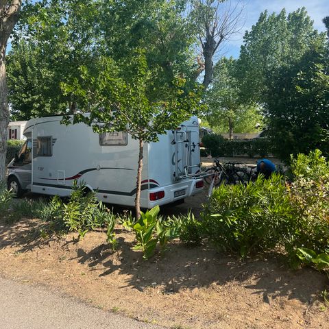 STAANPLAATS - Comfort standplaats pakket (tent, caravan of camper /1auto / 16A elektriciteit) Water en afvoer