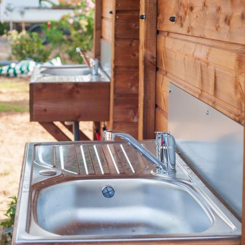 Kampeerplaats - Premium pakket met privé sanitair (1 tent, caravan of camper/1 auto + 16A elektriciteit)