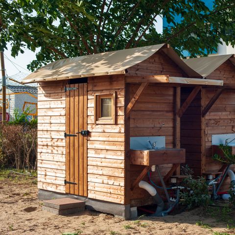 STAANPLAATS - Premium pakket met privé sanitair (1 tent, caravan of camper/1 auto + 16A elektriciteit)