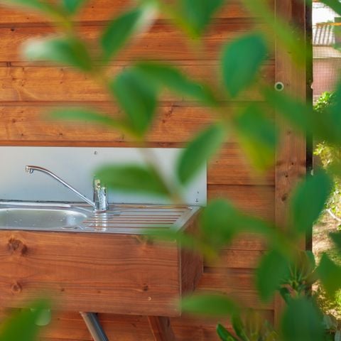 Kampeerplaats - Premium pakket met privé sanitair (1 tent, caravan of camper/1 auto + 16A elektriciteit)