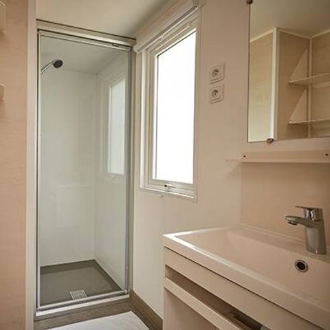 Mobilheim 4 Personen - Ultimate | 2 Zi. | 4 Pers. | Erhöhte Terrasse | 2 Bäder | Klimaanlage | TV