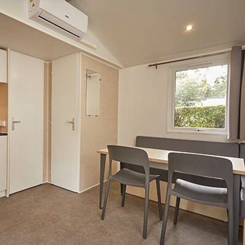 Mobilheim 4 Personen - Ultimate | 2 Zi. | 4 Pers. | Erhöhte Terrasse | 2 Bäder | Klimaanlage | TV