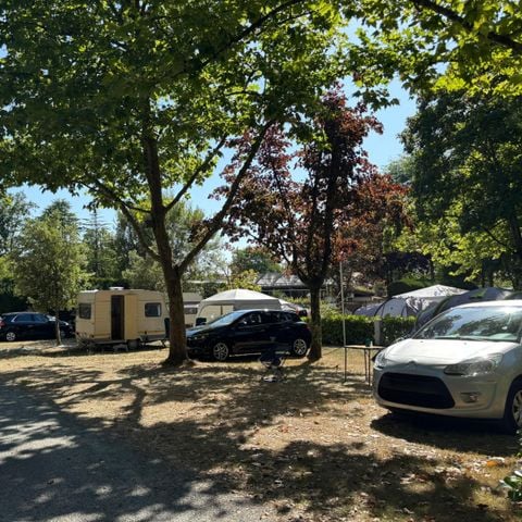 EMPLACEMENT - Forfait Confort (1 tente, caravane ou camping-car / 1 voiture / électricité 16 A)