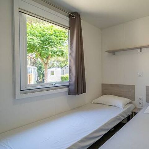 Stacaravan 6 personen - Comfort | 3 slaapkamers | 6 slaapplaatsen | Halfoverdekt terras | 1 badkamer | Airconditioning
