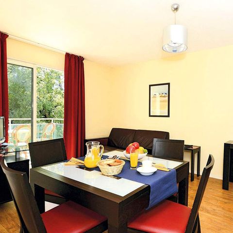 APARTMENT 4 people