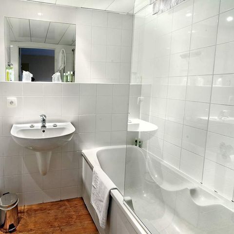 APARTMENT 4 people