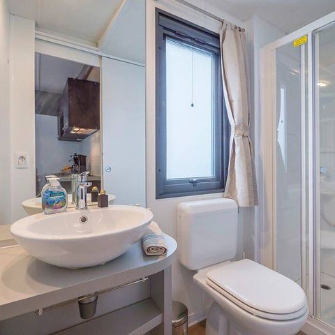 Mobilheim 6 personen - Premium | 3 Schlafzimmer | 6 Schlafplätze | Halbüberdachte Terrasse | 1 Badezimmer | Klimaanlage | Fernseher