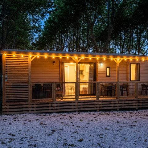 Mobilhome 8 personnes - Ultimate Plus | 3 Ch. | 6/8 Pers. | Terrasse Lounge | Outdoor kitchen | 2 SDB | Clim. | TV