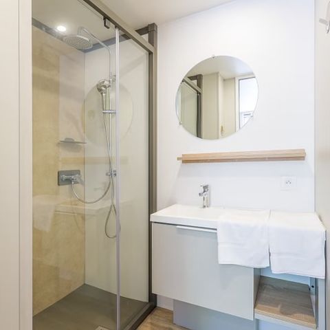 Mobilhome 8 personnes - Ultimate Plus | 3 Ch. | 6/8 Pers. | Terrasse Lounge | Outdoor kitchen | 2 SDB | Clim. | TV