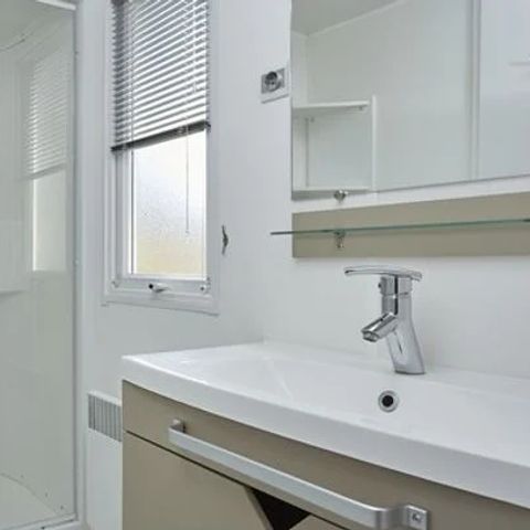 Stacaravan 6 personen - Homair mobil-home au Roussillonnais Comfort XL | 2 Slaapkamers | 4/6 Pers | Verhoogd terras