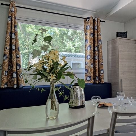 Mobilheim 6 personen - „Aqua“ – - 3 Schlafzimmer - Halbüberdachter Stellplatz - Klimaanlage - TV - Bettwäsche