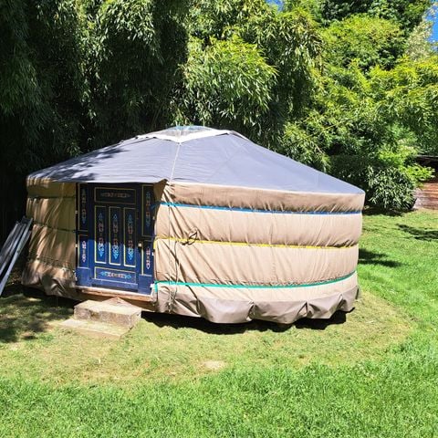 HÉBERGEMENT INSOLITE 2 personnes - YOURTE sans sanitaires 26 m²