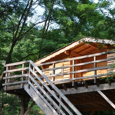HÉBERGEMENT INSOLITE 4 personnes - CABANE PERCHEE avec salle de bain et SPA