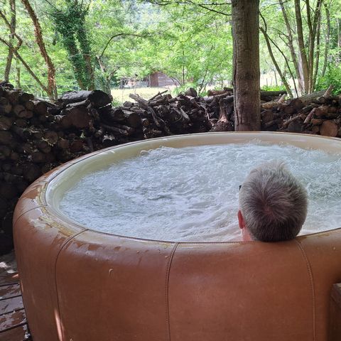 Unique 4 personnes - CABANE PERCHEE avec salle de bain et SPA
