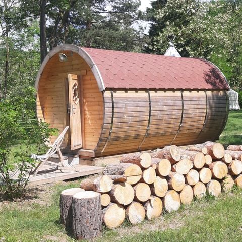 HÉBERGEMENT INSOLITE 2 personnes - TONNEAU Chalet bois 12 m² sans sanitaires