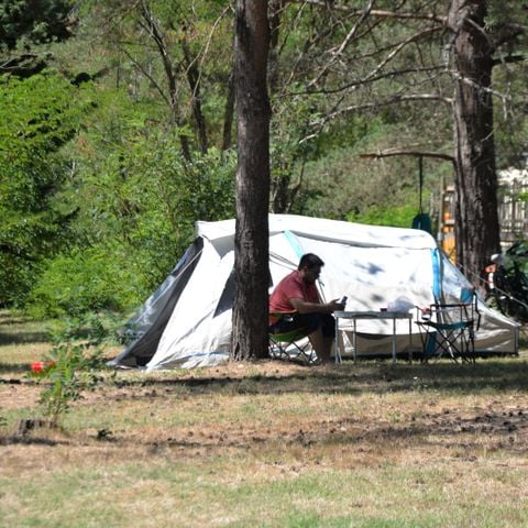 Kampeerplaats - Kampeerplaats NATUUR 2 personen + 1 tent/caravan + 1 voertuig, zonder elektriciteit
