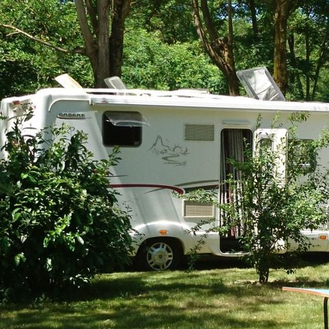 Kampeerplaats - Kampeerplaats NATUUR 2 personen + 1 tent/caravan + 1 voertuig, zonder elektriciteit