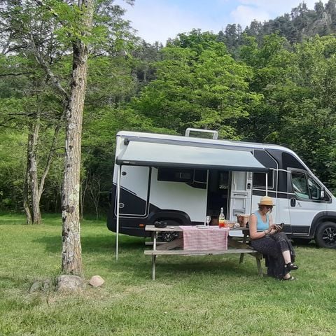 EMPLACEMENT - EMPLACEMENT CONFORT incl. 2 personnes + véhicule + électricité incluse