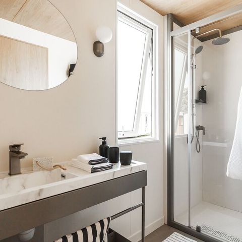 Stacaravan 4 personen - Premium Roseau - 2 slaapkamers, airconditioning, televisie, vaatwasser, verwarmd handdoekenrek en Kluis