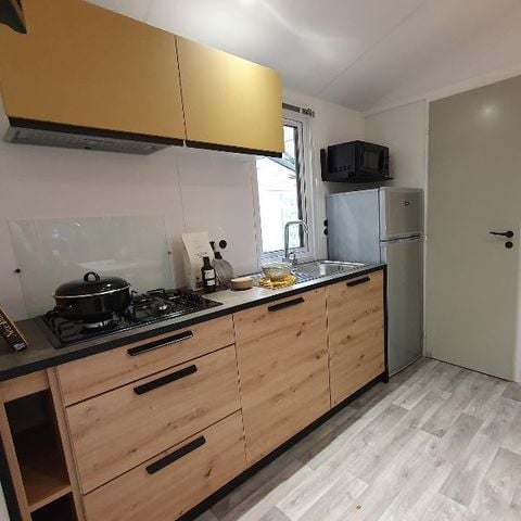 Mobilheim 4 personen - 2021 25 m² mit Klimaanlage und überdachter Holzterrasse - 8 m².