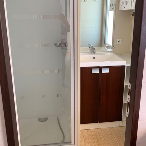 Mobilheim 6 personen - 28m² + Überdachte Holzterrasse 12m² 4/6 Pers.