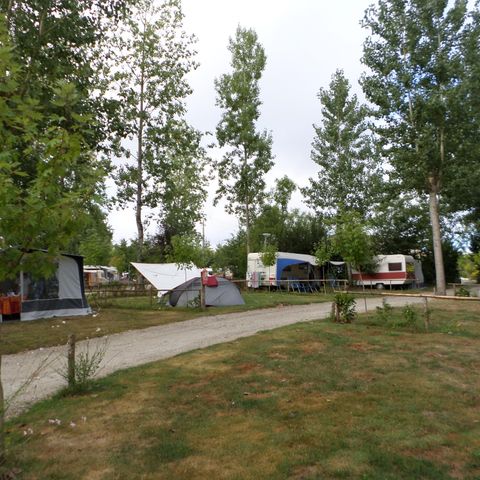 PIAZZOLA - Pacchetto comfort (1 tenda, roulotte o camper / 1 auto / elettricità 16A)