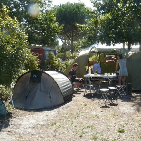 Stellplatz -  Pauschale für 1 Person: Stellplatz + 1 Auto ohne Strom - 90m² 1 pers.