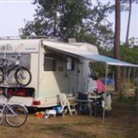 Pitch -  1 person package: pitch + 1 car without electricity - 90m² 1 pers.