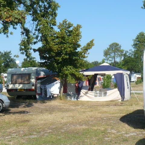 Pitch -  1 person package: pitch + 1 car without electricity - 90m² 1 pers.