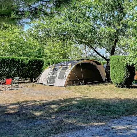 Pitch - Package for 2 people: pitch + 1 car without electricity - 90m².