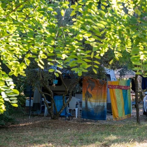 PIAZZOLA - veicolo + tenda/roulotte/camping-car