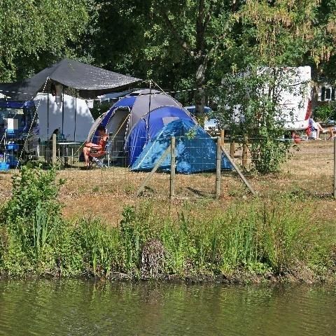 STAANPLAATS - Comfortpakket (1 tent, caravan of camper / 1 auto / 10A elektriciteit)