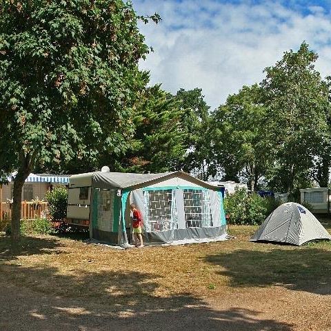 PLOT - Privilege package (1 tent, caravan or camper / 1 car / 10A electricity) + View of the lake