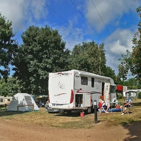 Pitch - Privilege package (1 tent, caravan or camper / 1 car / 10A electricity) + View of the lake