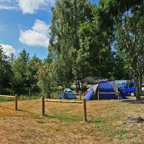 STAANPLAATS - Privilege pakket (1 tent, caravan of camper / 1 auto / 10A elektriciteit) + Uitzicht op het meer