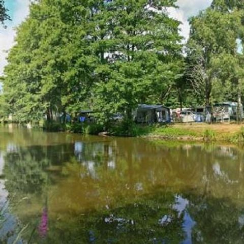 STAANPLAATS - Privilege pakket (1 tent, caravan of camper / 1 auto / 10A elektriciteit) + Uitzicht op het meer