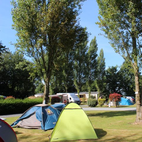 Stellplatz - Forfait Confort (1 Zelt/Wohnwagen oder Wohnmobil/1 Auto/Strom 10A)