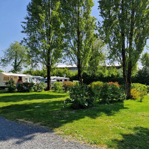 EMPLACEMENT - Forfait Confort (1 tente/caravane ou camping-car/1 voiture/électricité 10A)